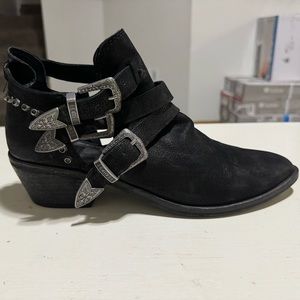 Dolce Vita size 9 suede ankle boots with straps